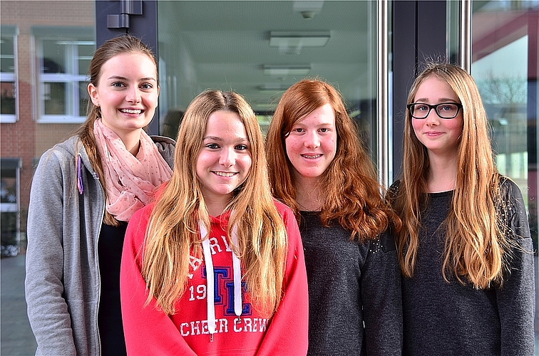 Engagieren sich für den Senioren-Mittagstisch in Würenlos: Céline Conod, Michelle Geissmann, Rebecca Erny und Vanessa Zimmerli (v.l.)Fotos: sw Klassenlehrer Christian Rothenbühler sieht im freiwilligen Engagement seiner Schülerinnen einen Brückenschlag zwischen Alt und Jung. 