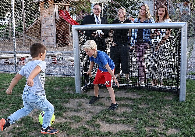 Gemeindeammann Werner Scherer <em>(h.l.) mit den Killwangener Organisatorinnen des «Ferien-Spass», an dem auch Fussball gespielt wird. Melanie Bär</em>