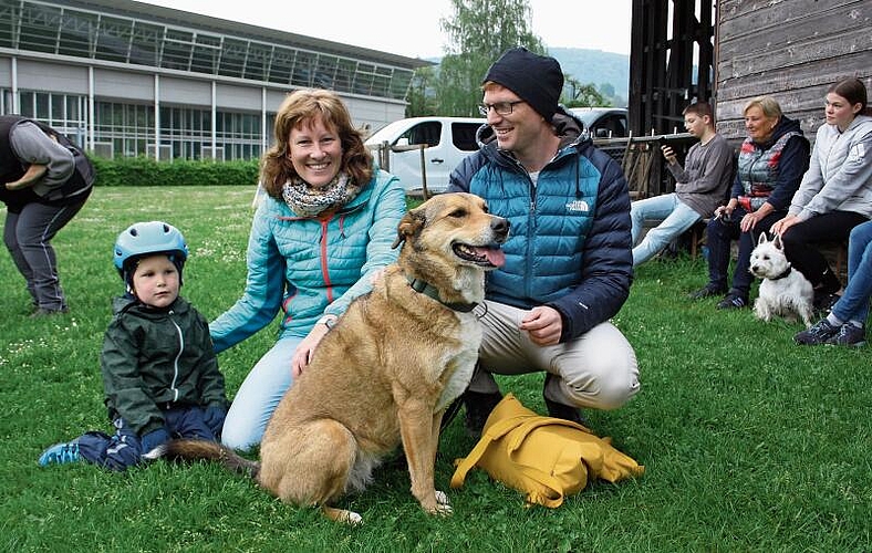 Sophia Egloff zeigte mit ihrer Hündin Mona Agility-Übungen. Sohn Jurin und Matthias Kaufmann feuerten sie an. Sibylle Egloff