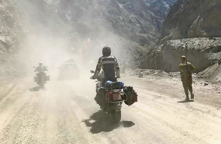 Mindestens zu zweit fuhren die Töfffahrer und       wurden von Mechaniker, Reiseleitung und Fahrer begleitet – hier auf dem Pamir Highway. zVg