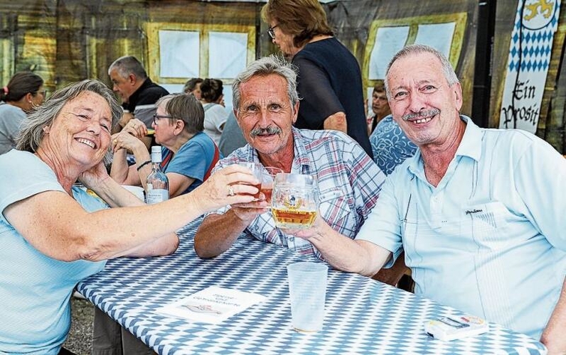 Stossen auf ihre Freundschaft an: Sibylle Spörri-Beccarelli, Karl Beccarelli und Peter Byland (v.l.n.r.).gk