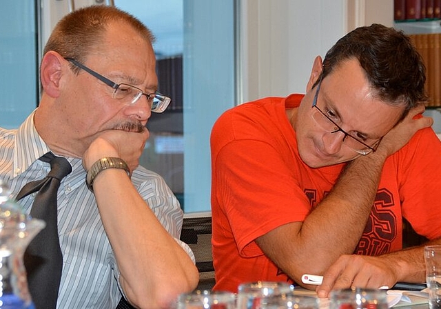 Bruno Bernasconi (li.) und Tobias Bendel beim Ausarbeiten des Ergebnisberichts der Facharbeitsgruppe 4. Fotos: sw
