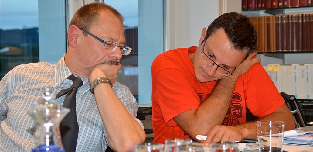 Bruno Bernasconi (li.) und Tobias Bendel beim Ausarbeiten des Ergebnisberichts der Facharbeitsgruppe 4. Fotos: sw
