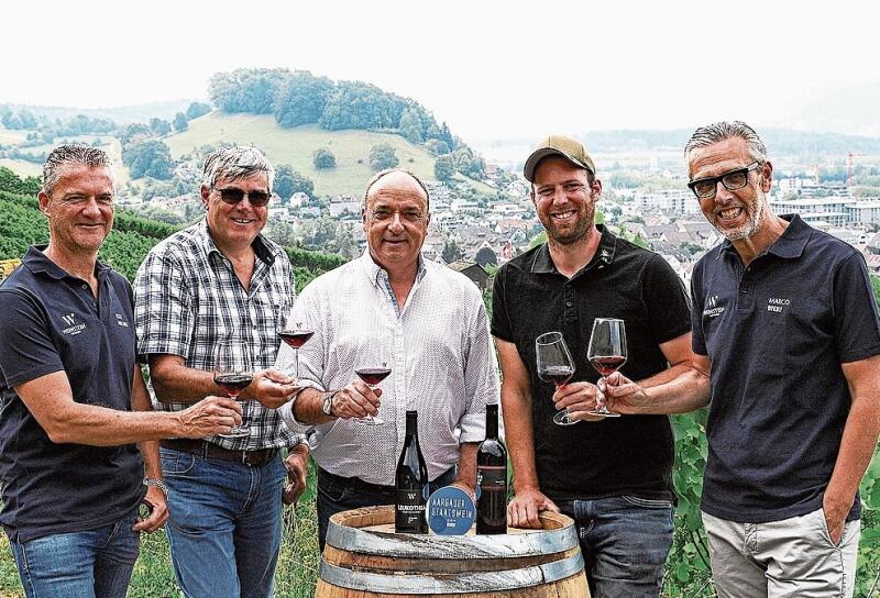 Stossen mit einem Glas Siegerwein an: (v.l.): OK-Präsident Roli Michel, Meinrad Steimer, Regierungsrat Markus Dieth, Christian Steimer und Marco Bieri. gk