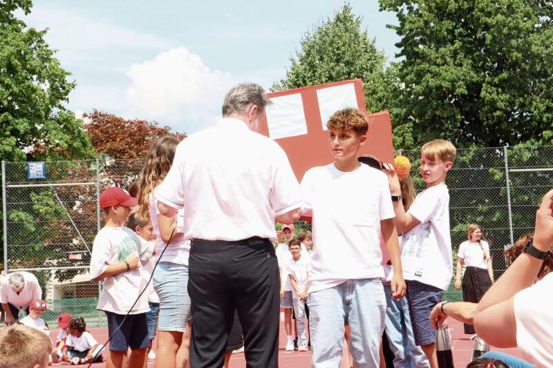 Ein letzter Händedruck und der Ernst der Oberstufe beginnt. rfb