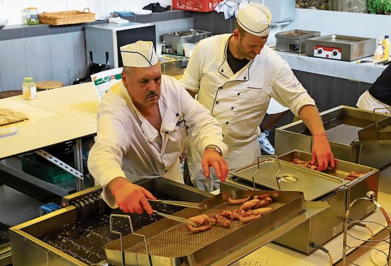 Beim Frittieren der Zanderfilets: Peter Moser (l.) und Manuel Verganti.gk