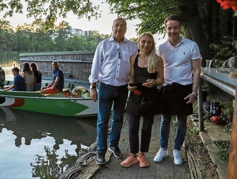 Bei Sonnenuntergang am Limmatufer: Regierungsrat Markus Dieth, Nationalrätin Yvonne Feri und Grossrat Adrian Schoop (v.l.). Gaby Kost