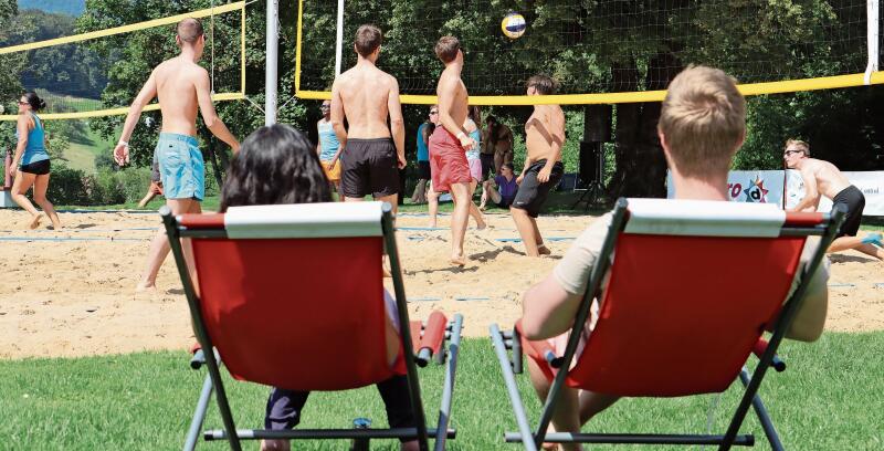 Zwischen den intensiveren Spielminuten gab es auch genug Zeit, um zu relaxen. Man munkelt, einige der Spieler hätten das Isostar gegen ein kühles Bierchen getauscht. Rinaldo Feusi