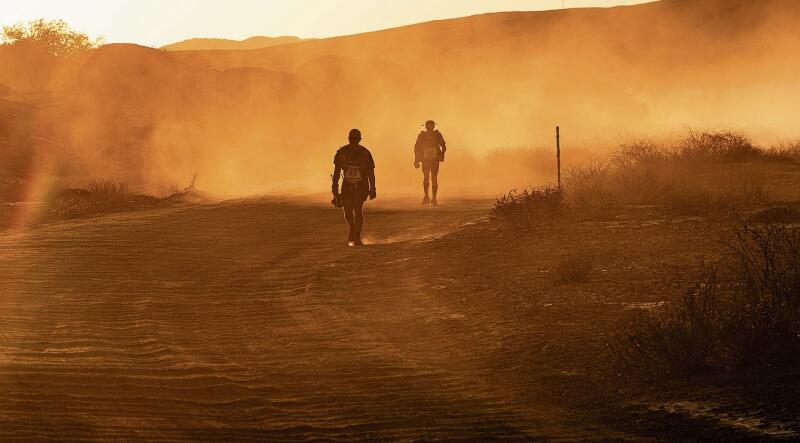 Consuelo Senn (r.) nahm am Ultramarathon teil und lief 250 Kilometer durch die namibische Wüste. Thiago Diz/RacingThePlanet