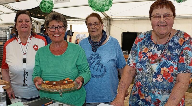 Die Landfrauen verkauften selbst gebackenen Kuchen. bär