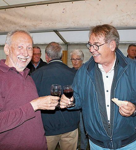 Jubilar Fred Heymann (l.) stösst mit einem Gast an. bär