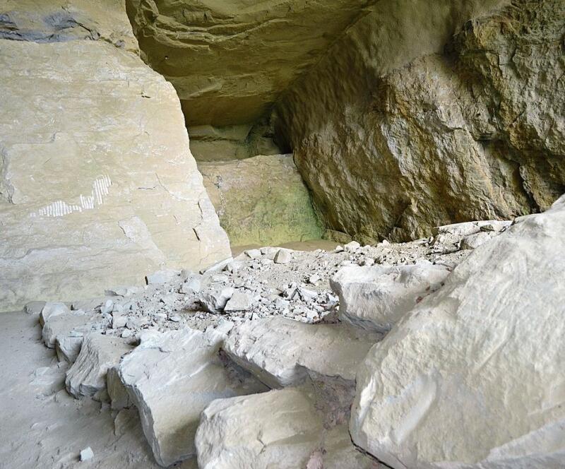 Blick in die Grotte mit dem imposanten Muschelkalk. ihk