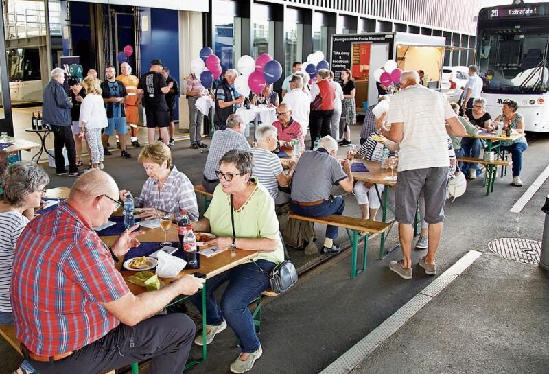 Die Bevölkerung geniesst den Apéro. ste