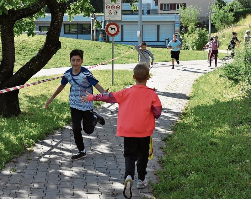 Abklatschen: Diese Jungs begegnen sich auf dem Parcours. zVg