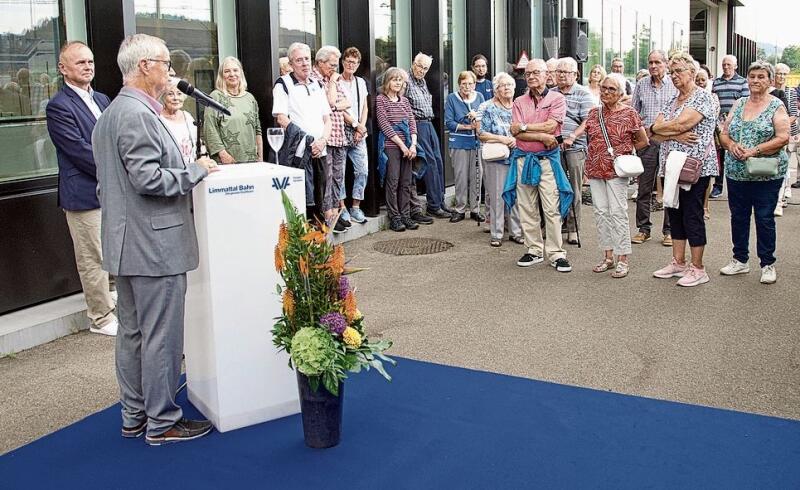 Gemeindepräsident Markus Mötteli spricht zu den Gästen. ste