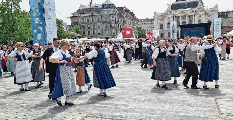 Tanz auf dem Sechseläutenplatz: Die Trachtengruppe Würenlos und viele andere Gruppen sind im Element.  zVg