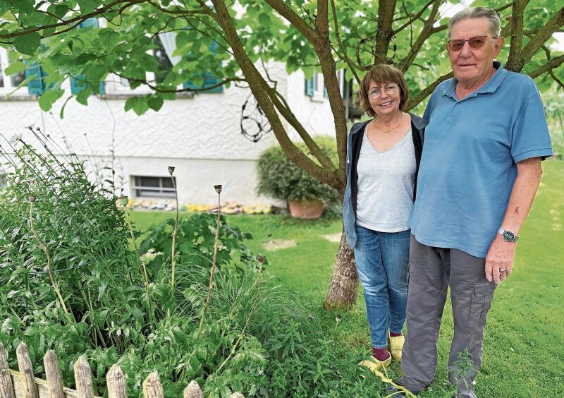 Denise und Leo Dittli neben den Überresten ihres Klatschmohns. Sibylle Egloff