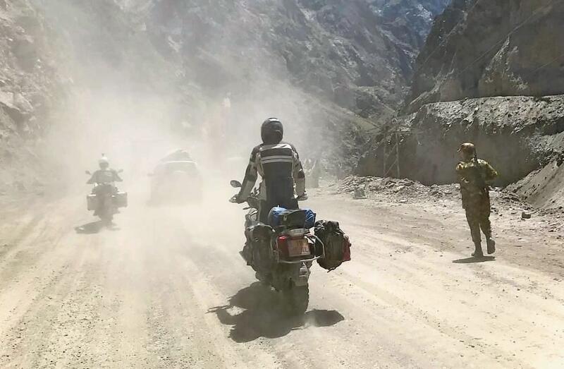 Mindestens zu zweit fuhren die Töfffahrer und       wurden von Mechaniker, Reiseleitung und Fahrer begleitet – hier auf dem Pamir Highway. zVg