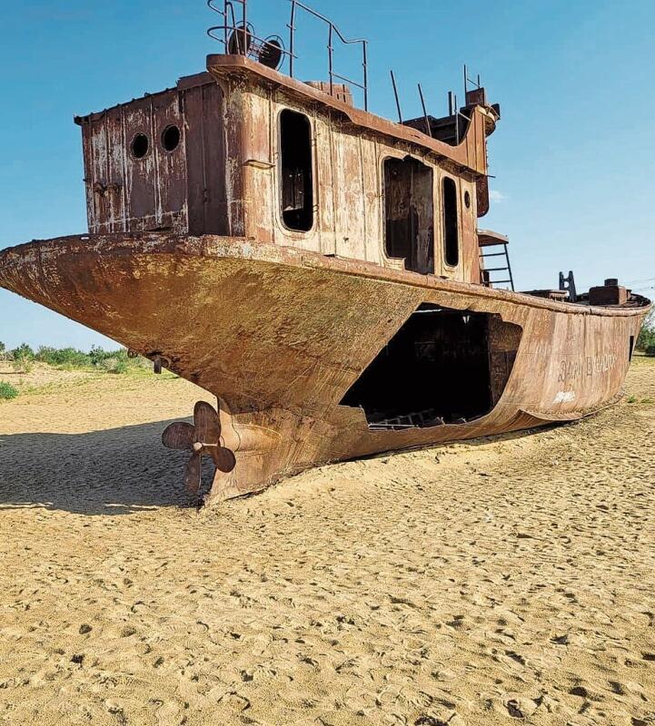 Gestrandetes Schiff im ausgetrockneten Aralsee in Kasachstan. zVg