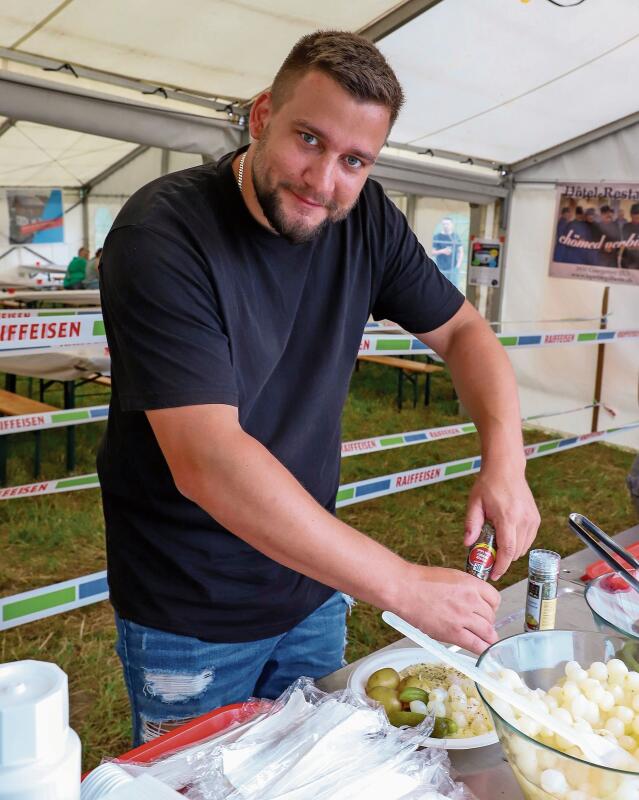 Marco Weber bereitet ein Raclette zu.gk