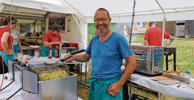 Alois (Bobby) Greber an der Fritteuse. gk