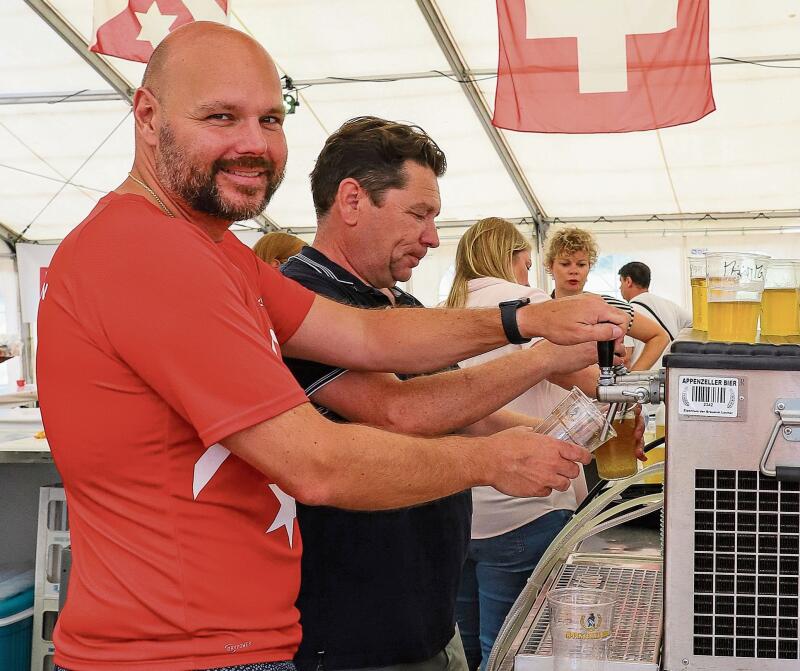 Marcel Guertner (Präsident vom Turnverein) schenkt zusammen mit dem Würenloser Marcel Markwalder Bier aus.gk