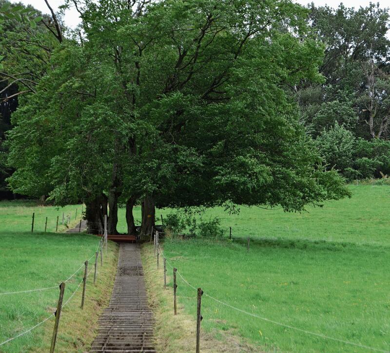 Ein steiler Treppenaufstieg führt zum Wegkreuz (re.) und zur Kapelle.. ihk