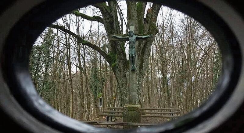 Blick von der Kapelle aus auf das Jesuskreuz.  Helen Suter