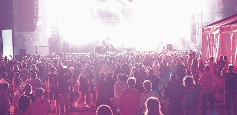 Stimmungsvoll vernebelt: Megawatt-Konzert    am Freitagabend auf der Hauptbühne bei der Schulanlage Boostock. Melanie Bär