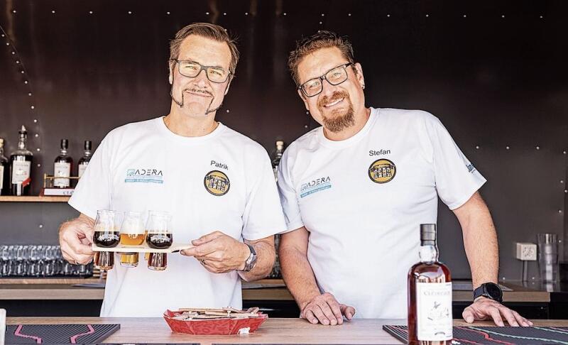 Patrik Schmid (l.) und Pfarrer Stefan Siegrist mit ihrem selbst gebrauten Bier Pfaffenbräu.Severin Bigler