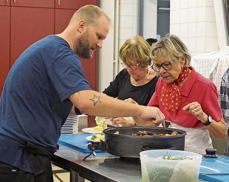 Ein eingespieltes Küchenteam ist am Werk.pg