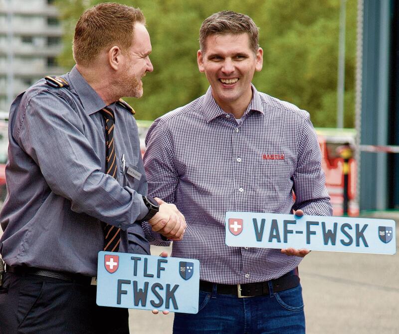 Kommandant Daniel Wiederkehr (l.)freut sich über die neuen Fahrzeuge.ste