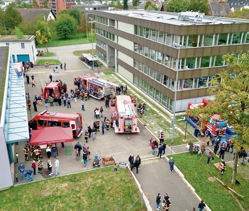 Vogelperspektive aufs Feuerwehrmagazin und aufs Gemeindehaus. 
               ste