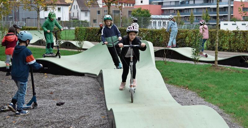 Rauf und runter gehts für die Schülerinnen und Schüler auf der grosszügig angelegten       Pumptrack-Anlage. Irene Hung-König