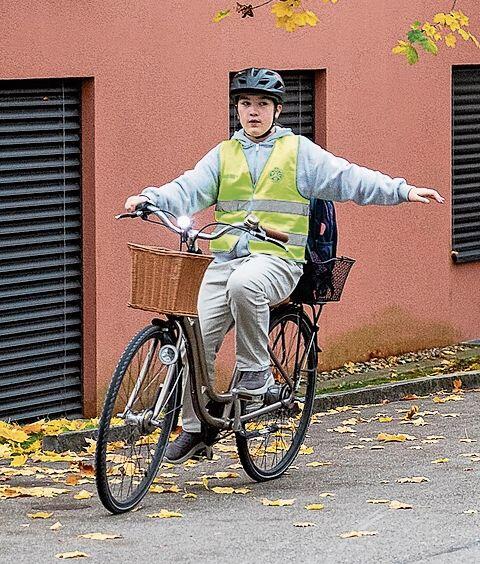 Mit Licht, hellen Kleidern, leuchtenden Farben und reflektierenden Materialien ist der Schulweg sicherer.gk