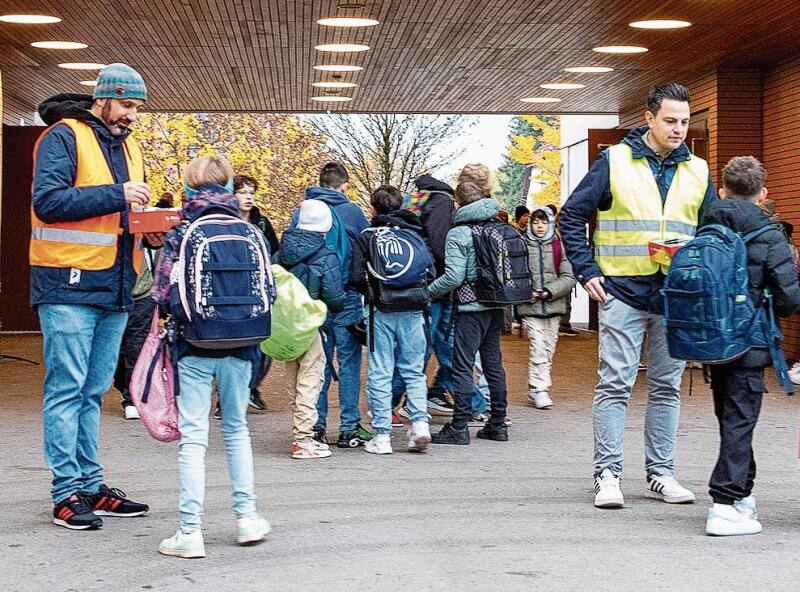 Die Kinder im Schulhaus Zehntenhof erhalten von Mitgliedern des Elternteams Geschenke.Gaby Kost