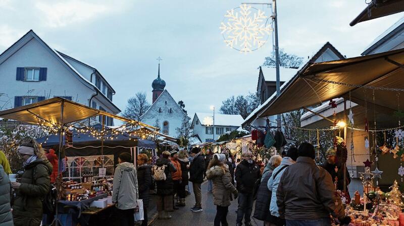 42 Stände sorgten im Dorfkern zusammen mit der Weihnachtsbeleuchtung für Adventsstimmung.Melanie Bär