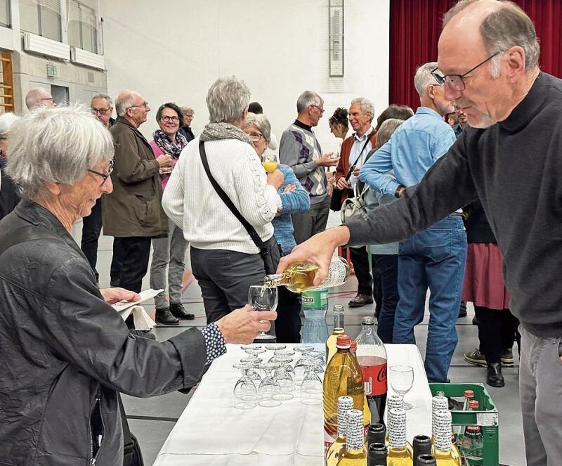 Am Neujahrsapéro gab es reichlich zu trinken und zu essen. sib