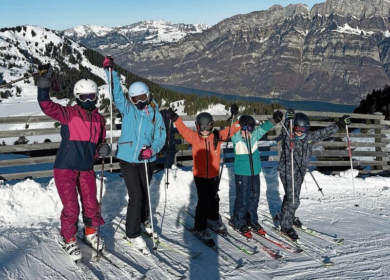 Diese Skigruppe posiert vor beeindruckendem Panorama. zVg