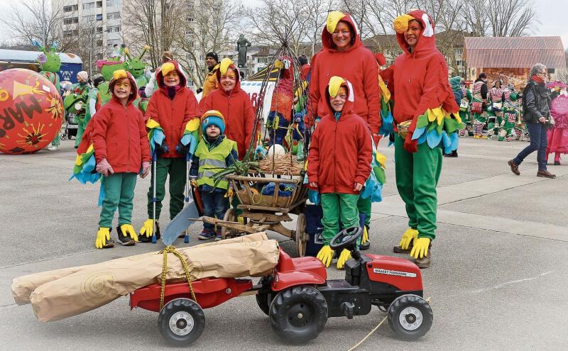 Die Papageienfamilie vom Regenwald inklusive   Förster mit Traktor.Gaby Kost