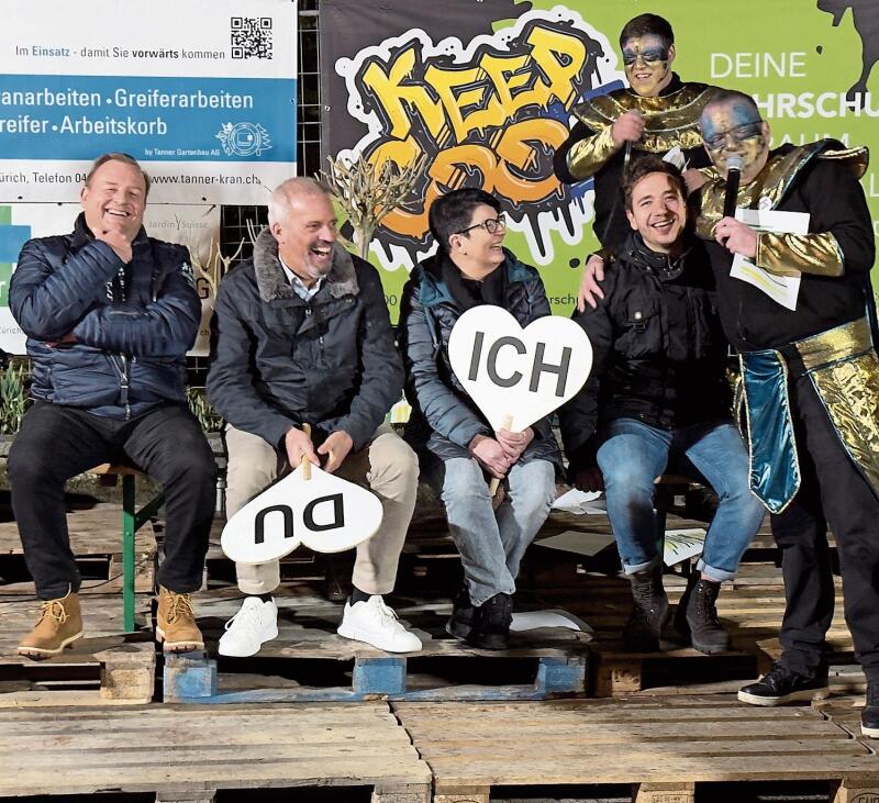 Gemeinderat auf der fasnächtlichen «Anklagebank»: Edgar Benz, Adrian Mayr, Doris Schmid und Mike Heggli (v. l.). ste