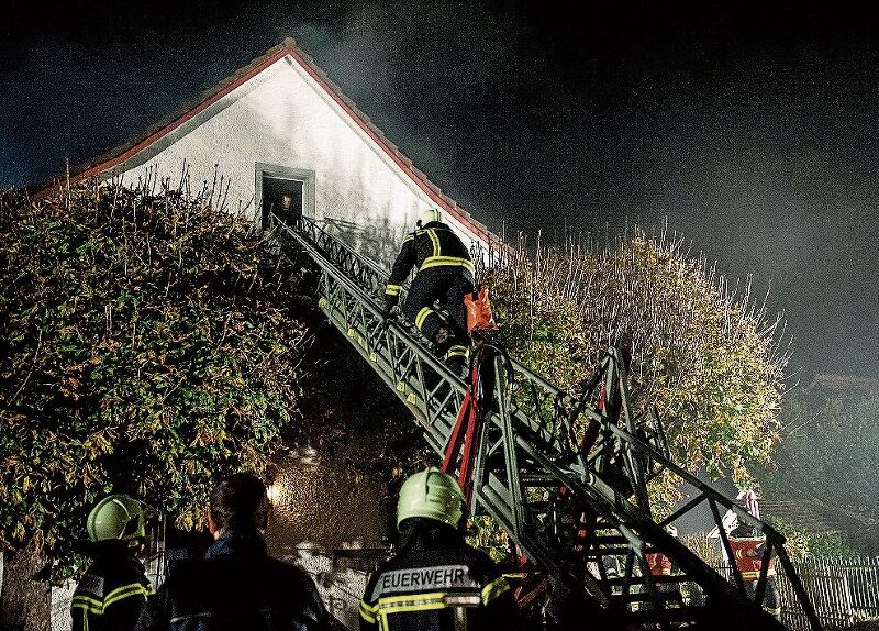 Wagemutig klettern die Feuerwehrleute auf die Leiter. (Bilder: Philippe Neidhart)
