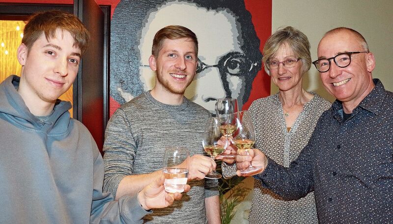 Freude herrscht: Söhne Nicolas und Severin sowie Ehefrau Helen feiern den Sieg von Markus Haas. Melanie Bär
