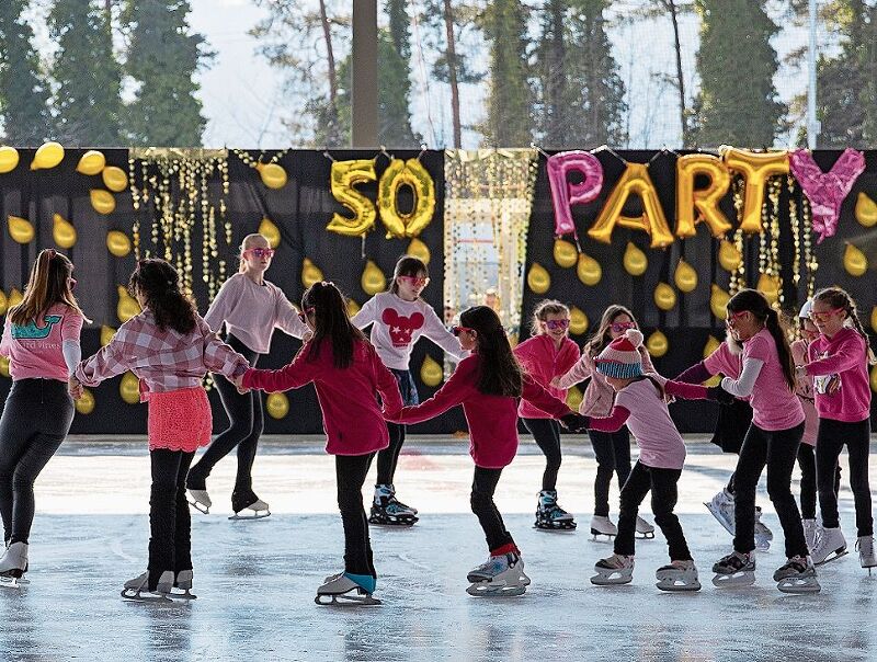 Der Eislaufclub Wettingen feiert sein 50-jähriges Bestehen. Zum Motto «It’s Party Time» zeigten die Läuferinnen und Läufer tolle Einlagen. gk
