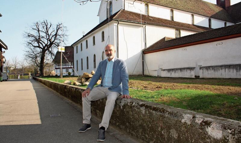 Rektor Paul Zübli vor den Baugespannen beim Kreuzgang des Klosters. Hier wird der Neubau entstehen. Sibylle Egloff
