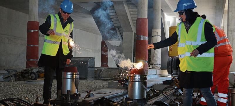 Gesamtprojektleiter Daniel Issler und seine Stellvertreterin Fabienne Chappuis zünden den Funken für die letzte Gleisverbindung der Limmattalbahn. 
