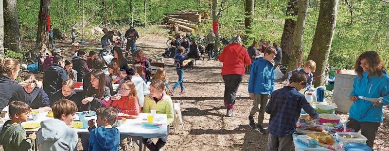 Am Ostermontag grillierten die Buech-Quartierbewohner im nahegelegenen Wald und suchten farbige Eier.
