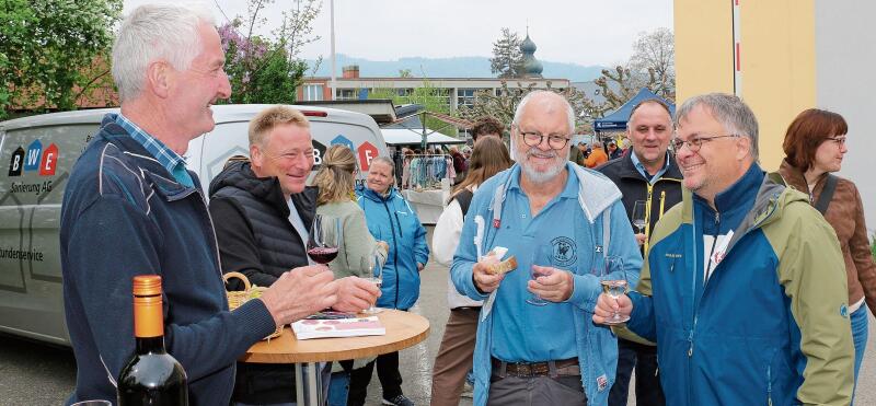 Winzer Martin Wetzel (l.) schenkte Wein vom eigenen Rebberg aus.Melanie Bär