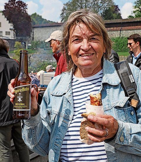 Die Wettingerin Esther Jud suchte einst Schutz auf der Holzbrücke, als der Lotharsturm 1999 wütete. Jetzt genoss sie den offerierten Imbiss.  gk
