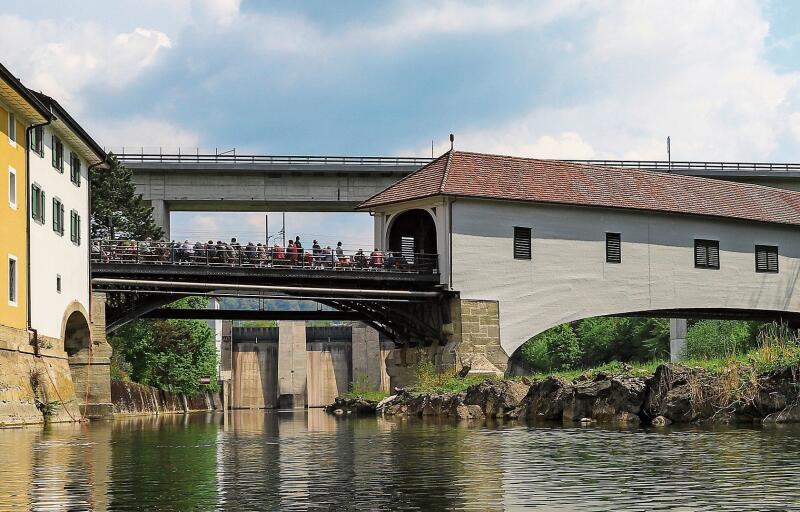 Die Holzbrücke präsentiert sich während des Festakts im neuen Gewand.Gaby Kost
